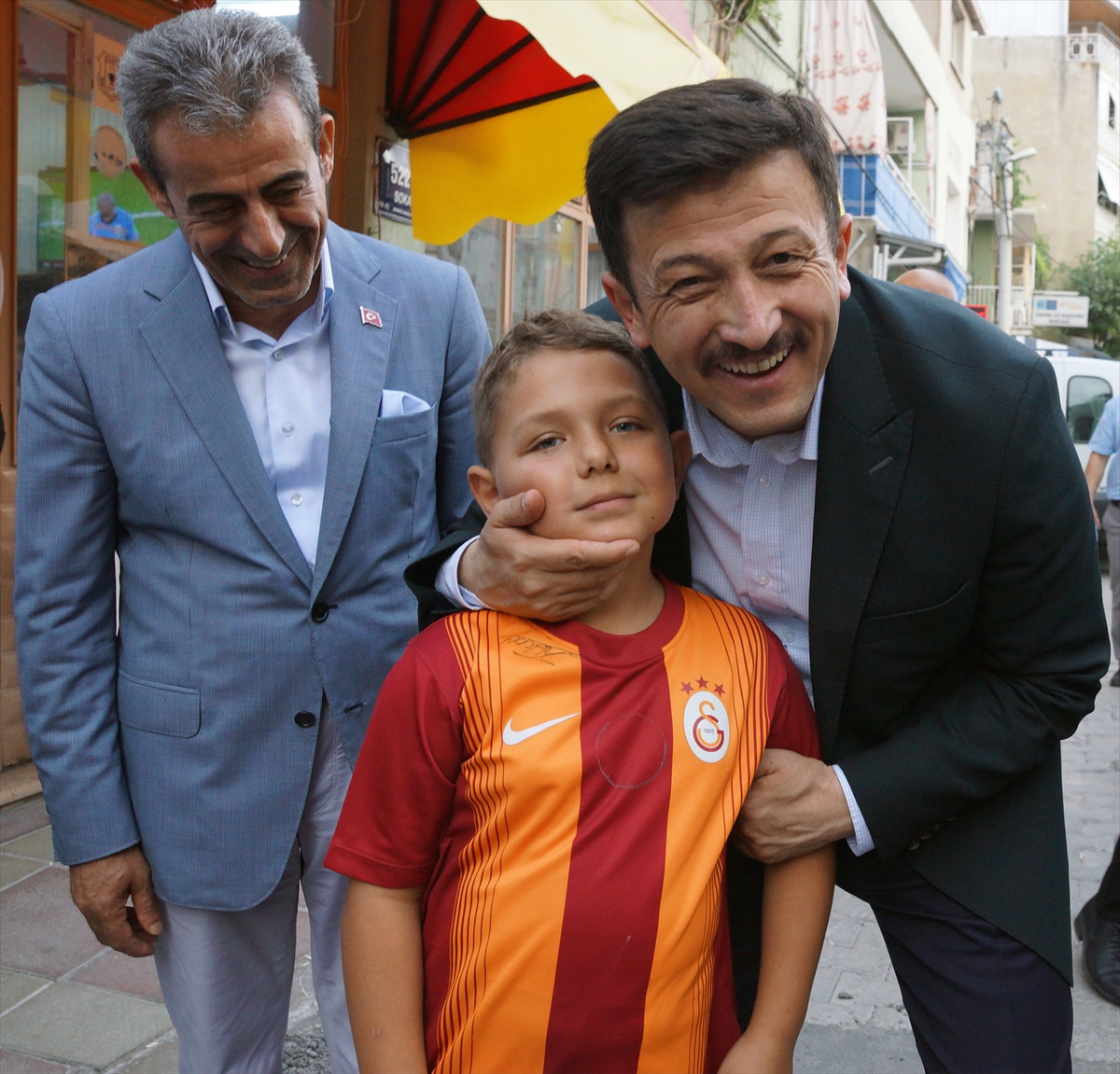 Hamza Dağ ile Alpay Özalan sokakta maç yaptı!