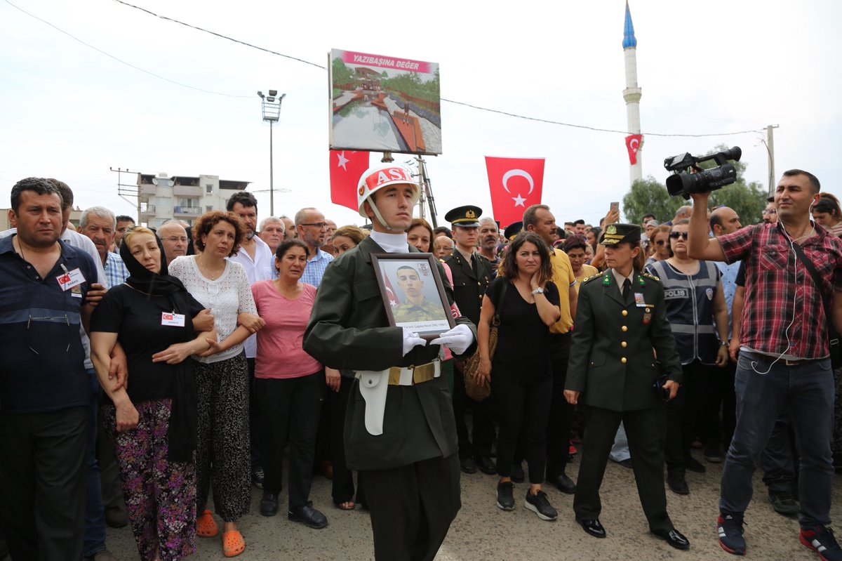 İzmir şehidini son yolculuğuna uğurladı!