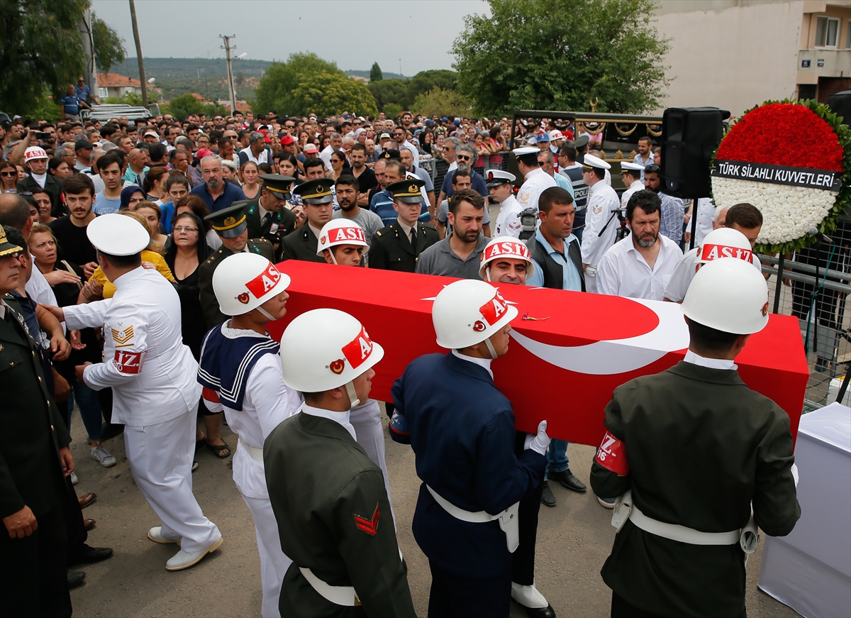 İzmir şehidini son yolculuğuna uğurladı!