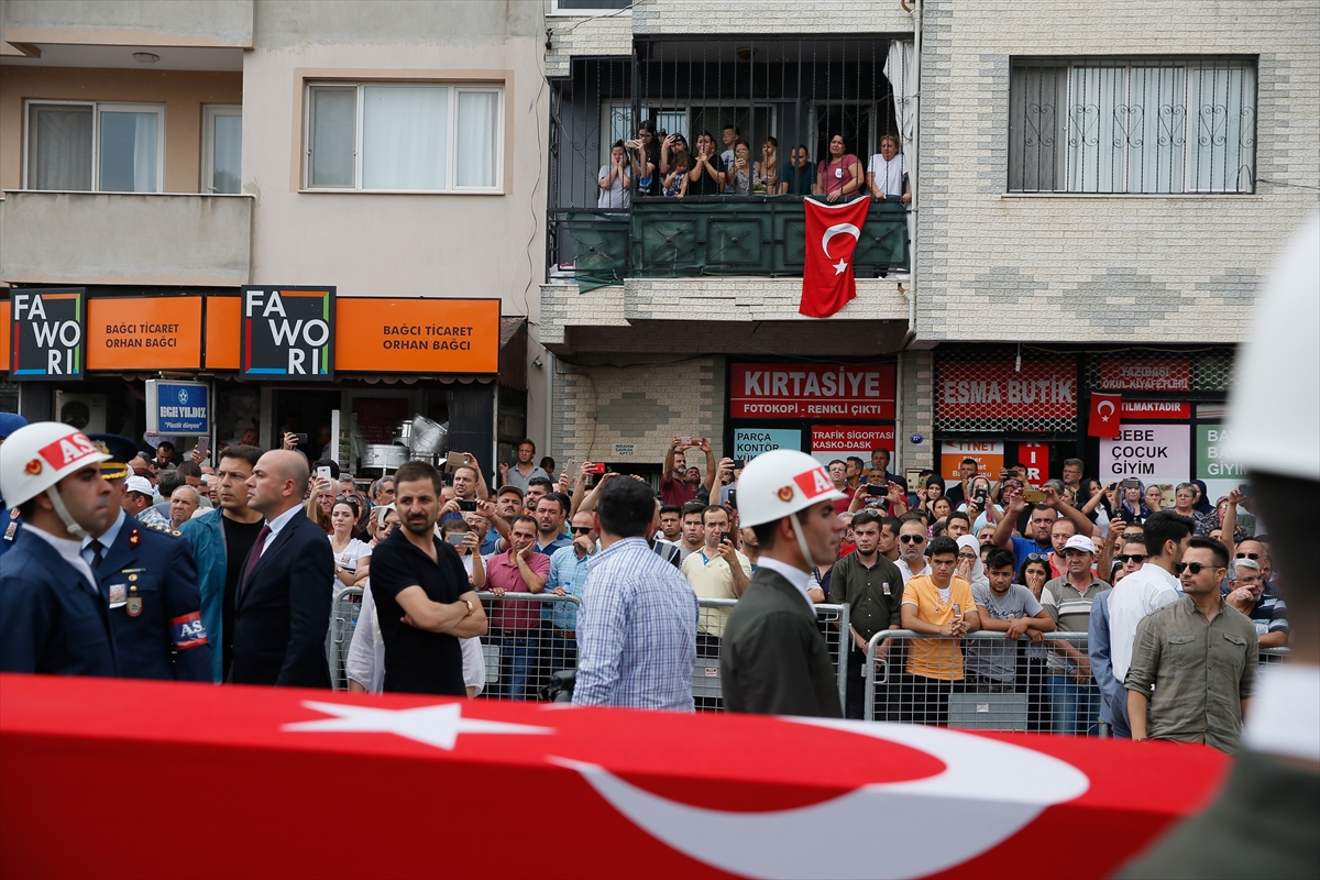 İzmir şehidini son yolculuğuna uğurladı!