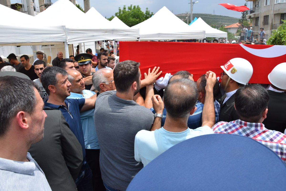 İzmir şehidini son yolculuğuna uğurladı!