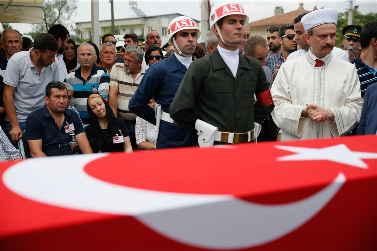 İzmir şehidini son yolculuğuna uğurladı!