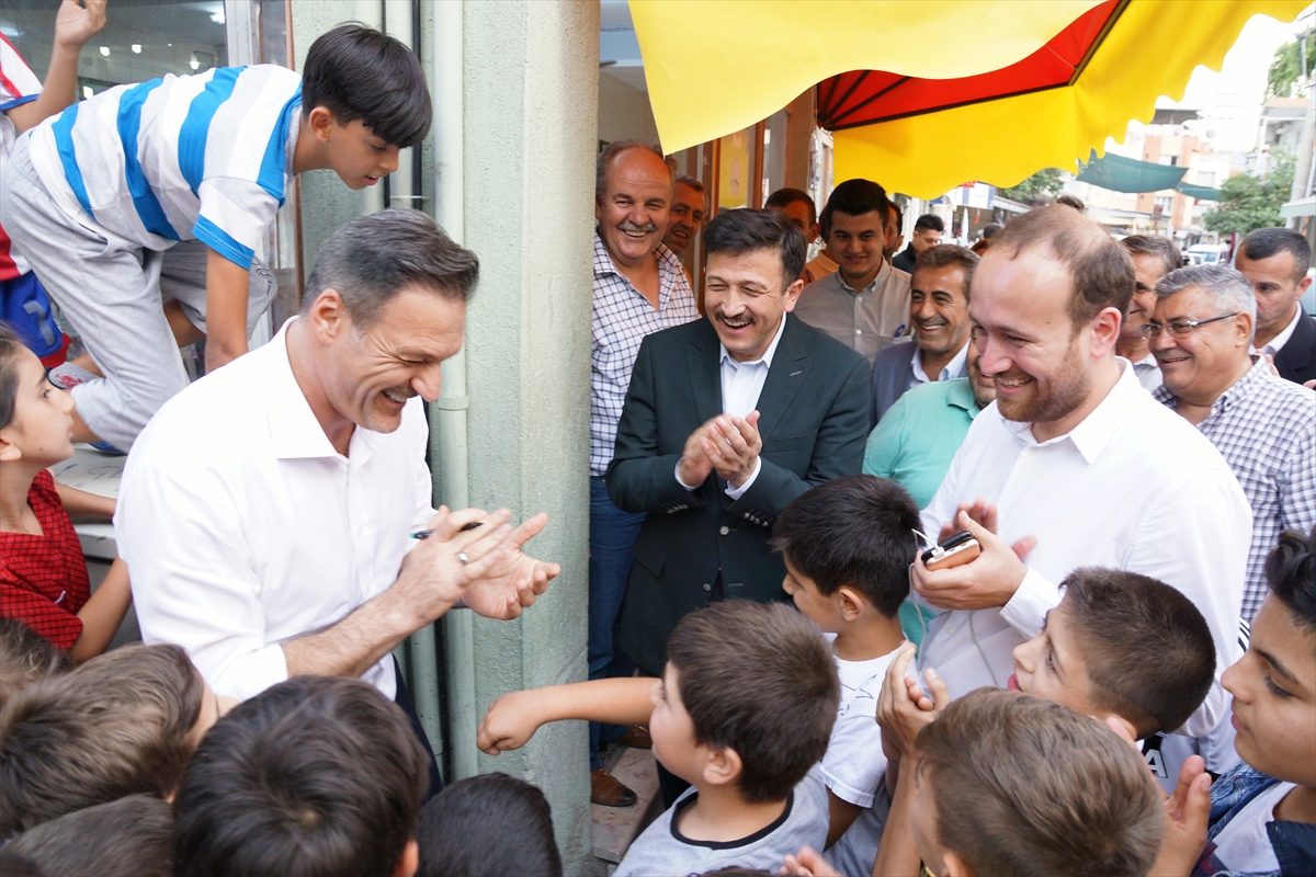 Hamza Dağ ile Alpay Özalan sokakta maç yaptı!