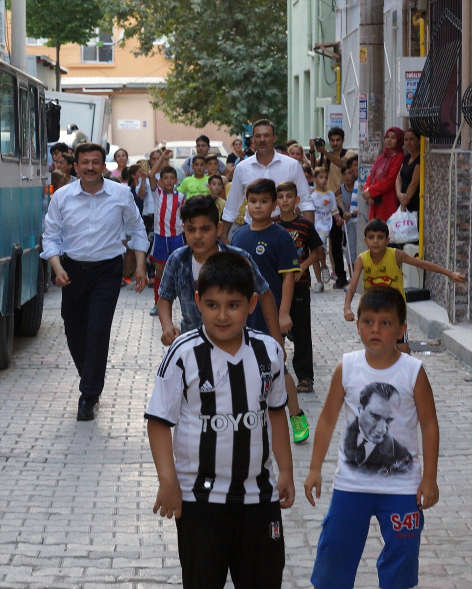Hamza Dağ ile Alpay Özalan sokakta maç yaptı!