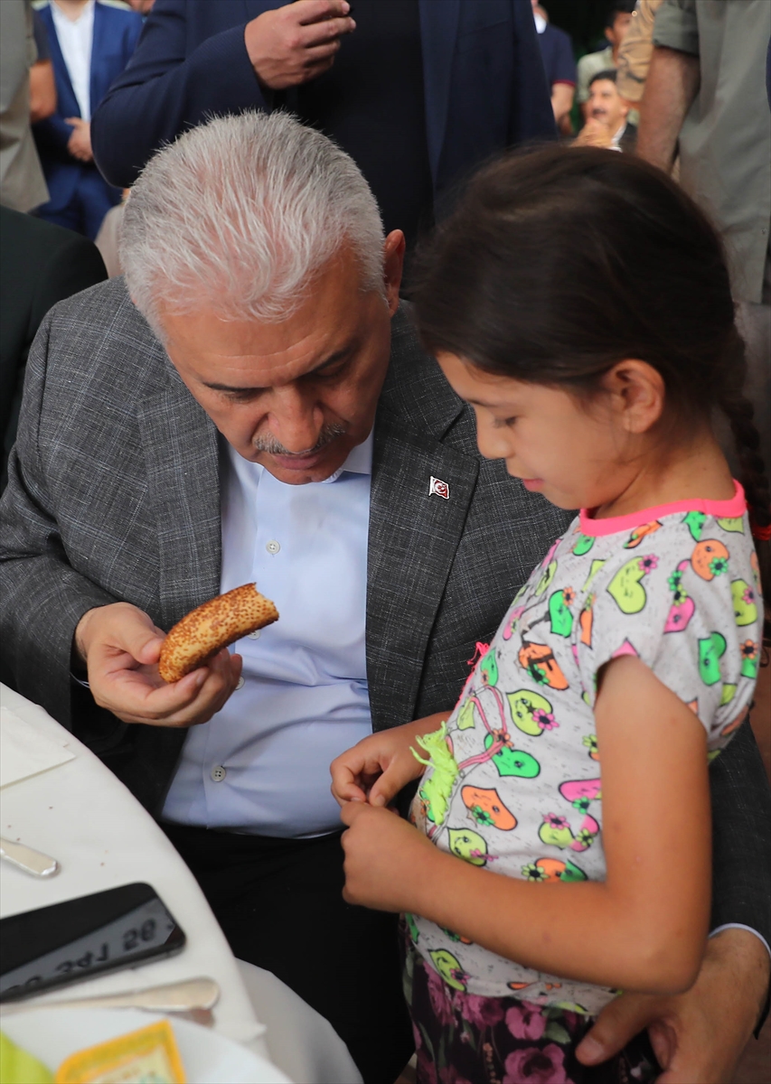 Yıldırım İzmir'de hal esnafını ziyaret etti