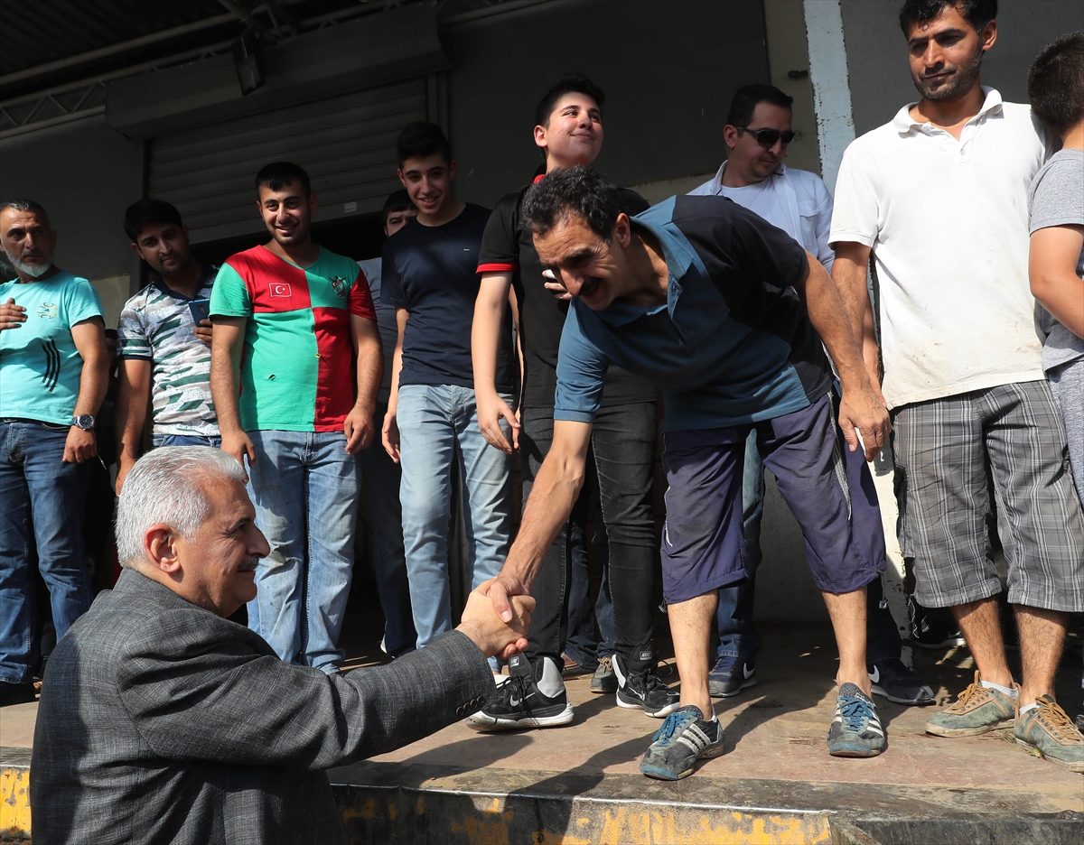 Yıldırım İzmir'de hal esnafını ziyaret etti