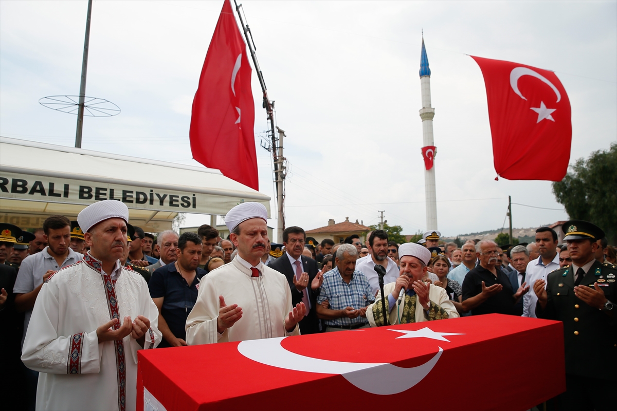 İzmir şehidini son yolculuğuna uğurladı!
