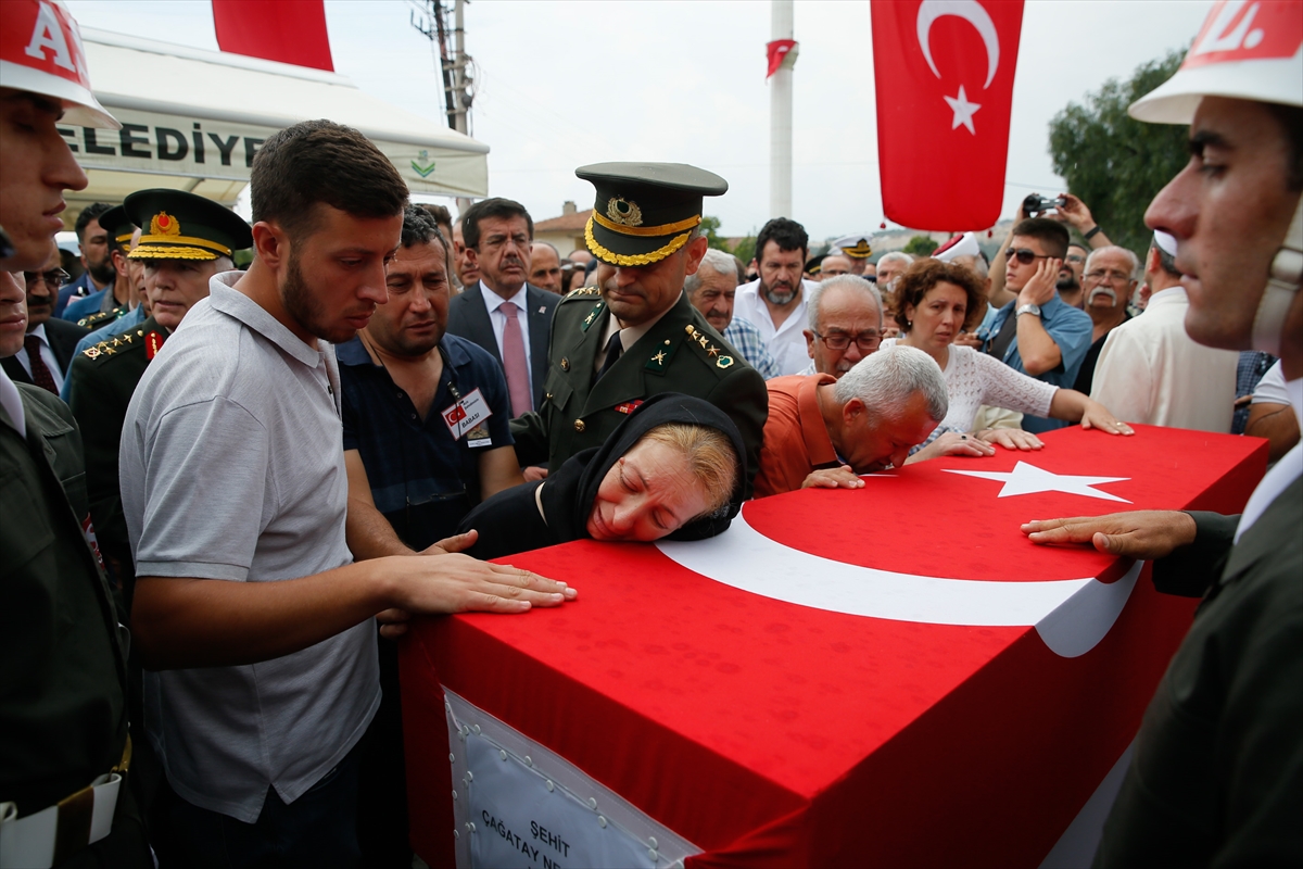 İzmir şehidini son yolculuğuna uğurladı!