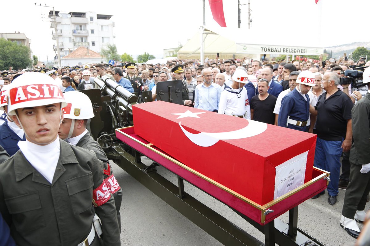 İzmir şehidini son yolculuğuna uğurladı!
