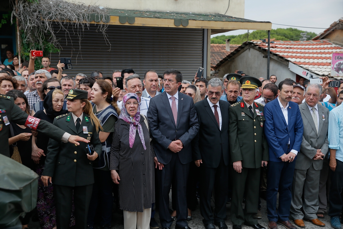 İzmir şehidini son yolculuğuna uğurladı!