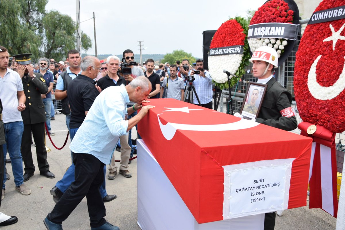 İzmir şehidini son yolculuğuna uğurladı!