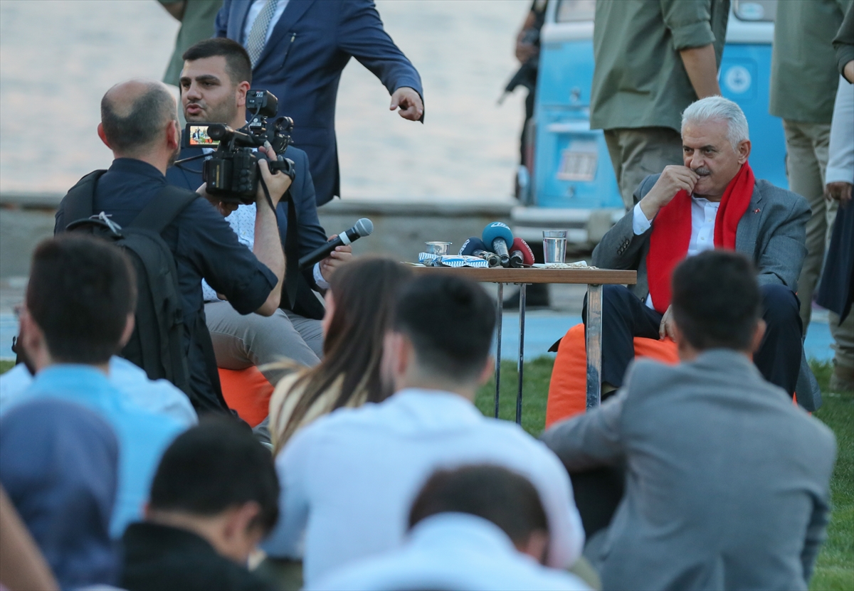 Başbakan Yıldırım Kordon'da gençlerle buluştu!