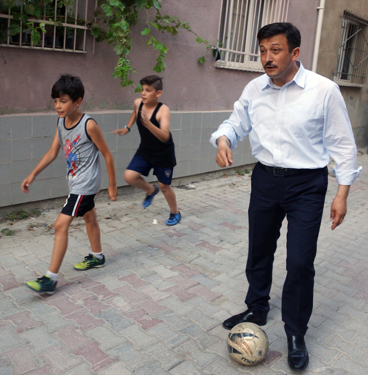 Hamza Dağ ile Alpay Özalan sokakta maç yaptı!