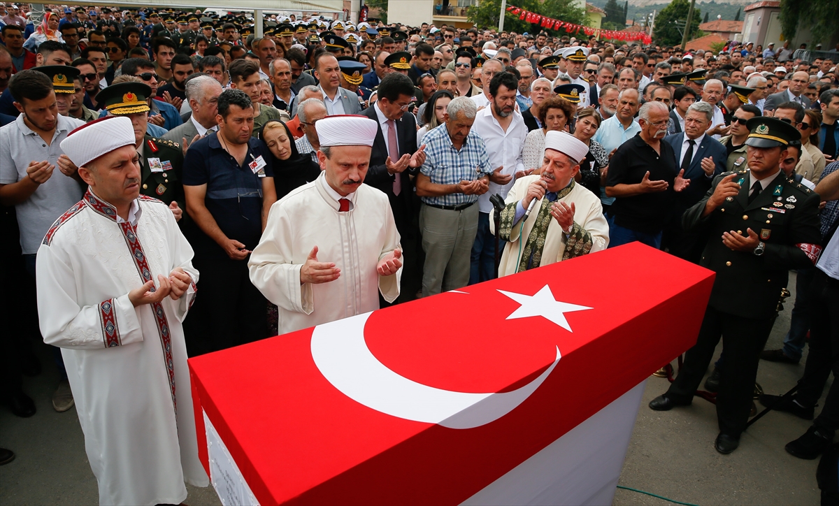İzmir şehidini son yolculuğuna uğurladı!