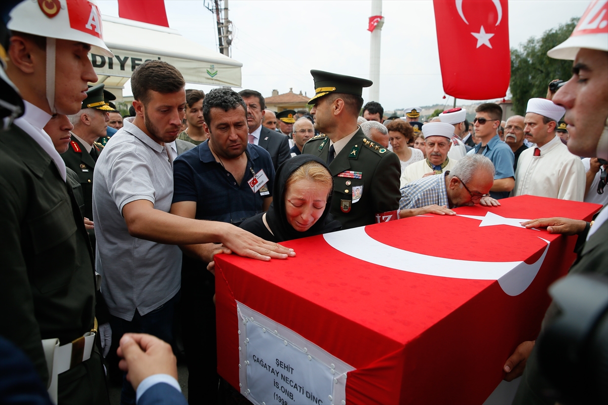 İzmir şehidini son yolculuğuna uğurladı!