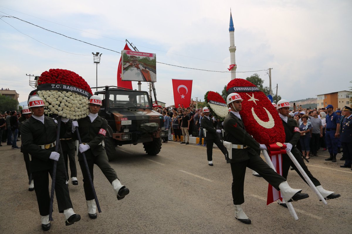 İzmir şehidini son yolculuğuna uğurladı!