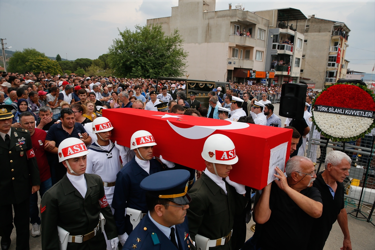 İzmir şehidini son yolculuğuna uğurladı!