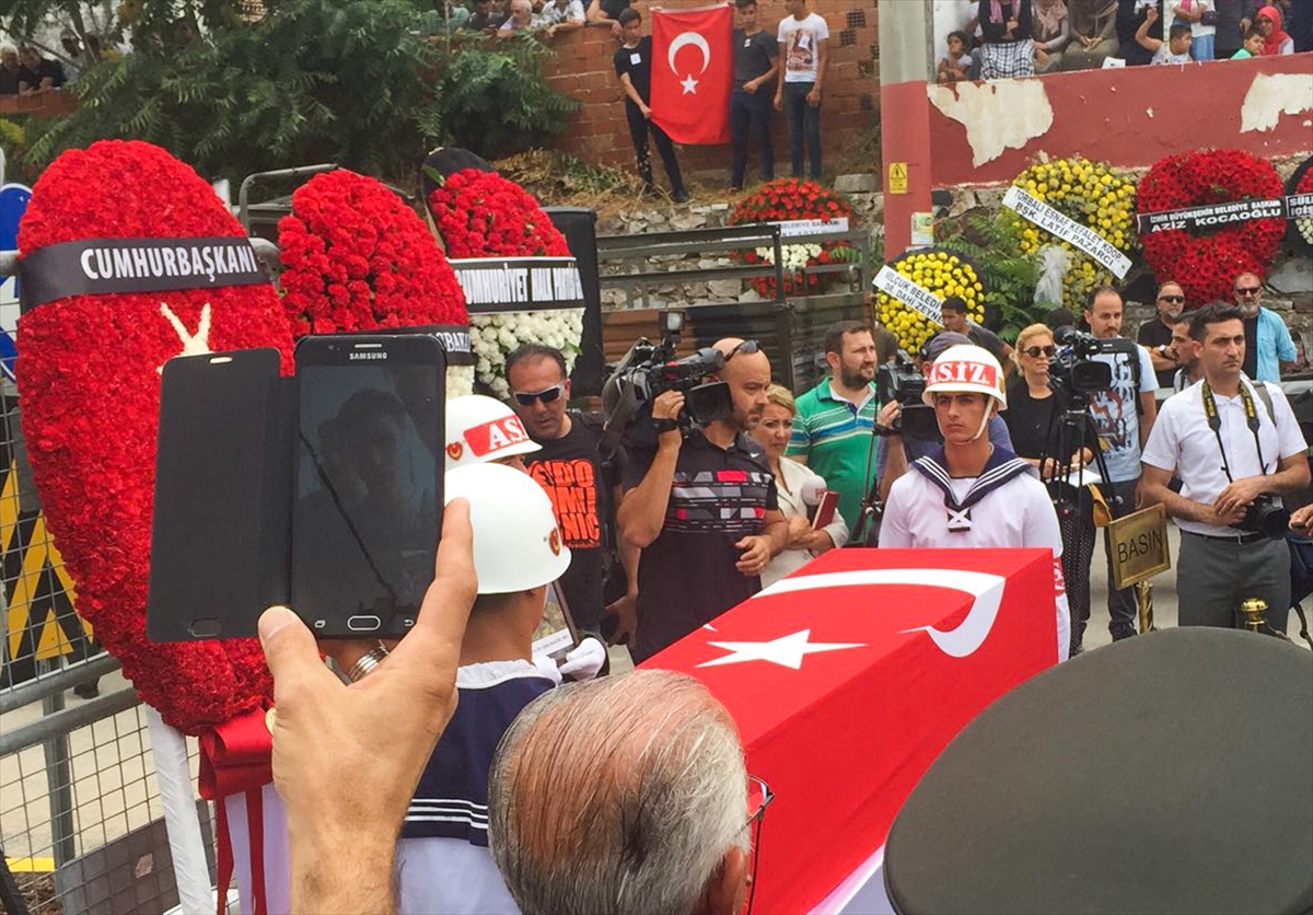 İzmir şehidini son yolculuğuna uğurladı!