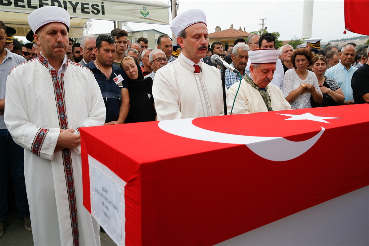 İzmir şehidini son yolculuğuna uğurladı!