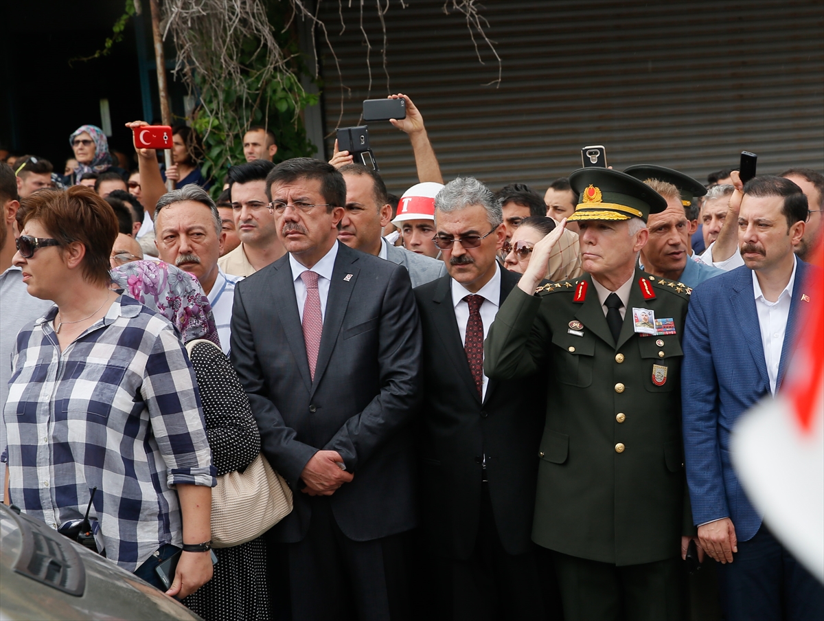 İzmir şehidini son yolculuğuna uğurladı!