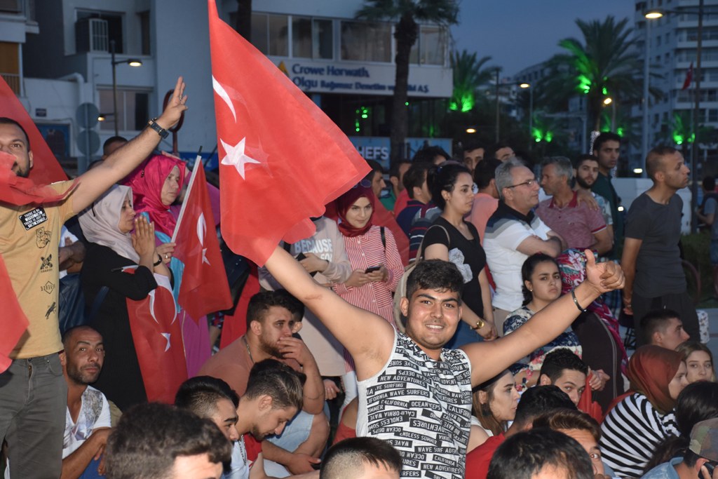 Başbakan Yıldırım Kordon'da gençlerle buluştu!