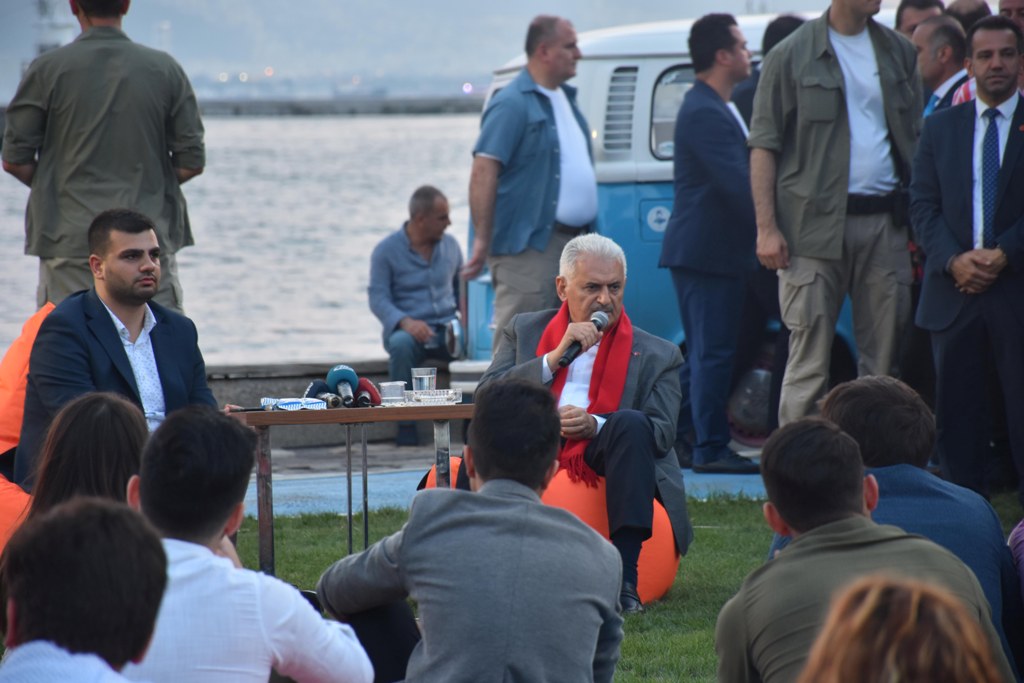 Başbakan Yıldırım Kordon'da gençlerle buluştu!