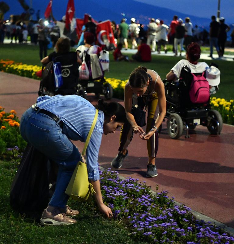 İzmir farkı; Arkalarında bir çöp bile bırakmadılar...