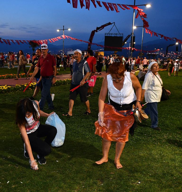 İzmir farkı; Arkalarında bir çöp bile bırakmadılar...