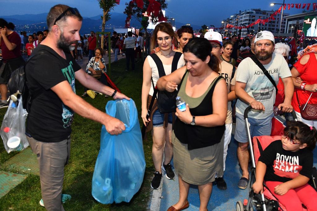 İzmir farkı; Arkalarında bir çöp bile bırakmadılar...