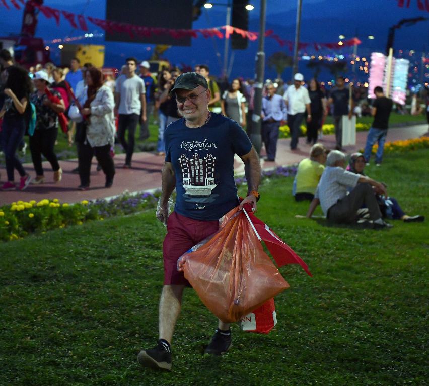 İzmir farkı; Arkalarında bir çöp bile bırakmadılar...