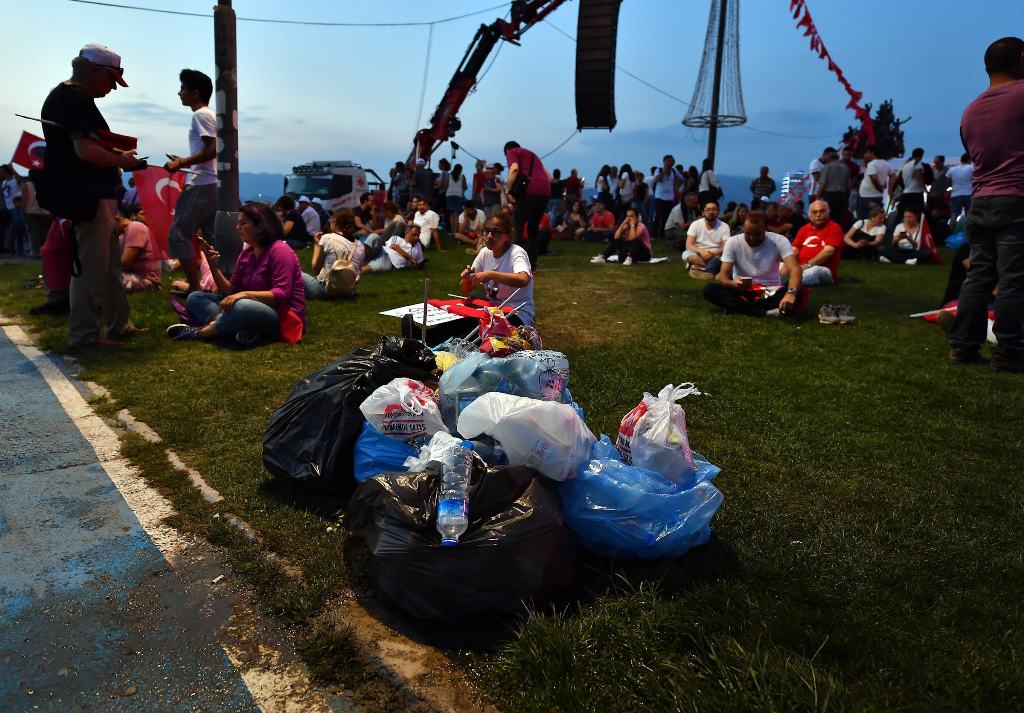 İzmir farkı; Arkalarında bir çöp bile bırakmadılar...