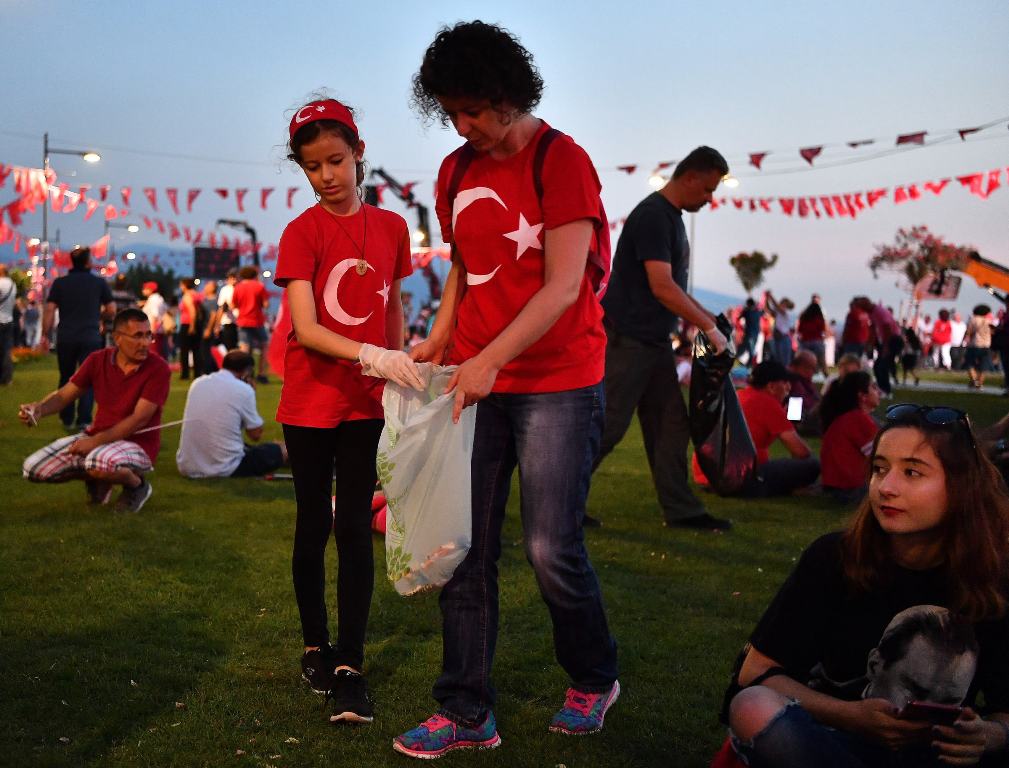 İzmir farkı; Arkalarında bir çöp bile bırakmadılar...