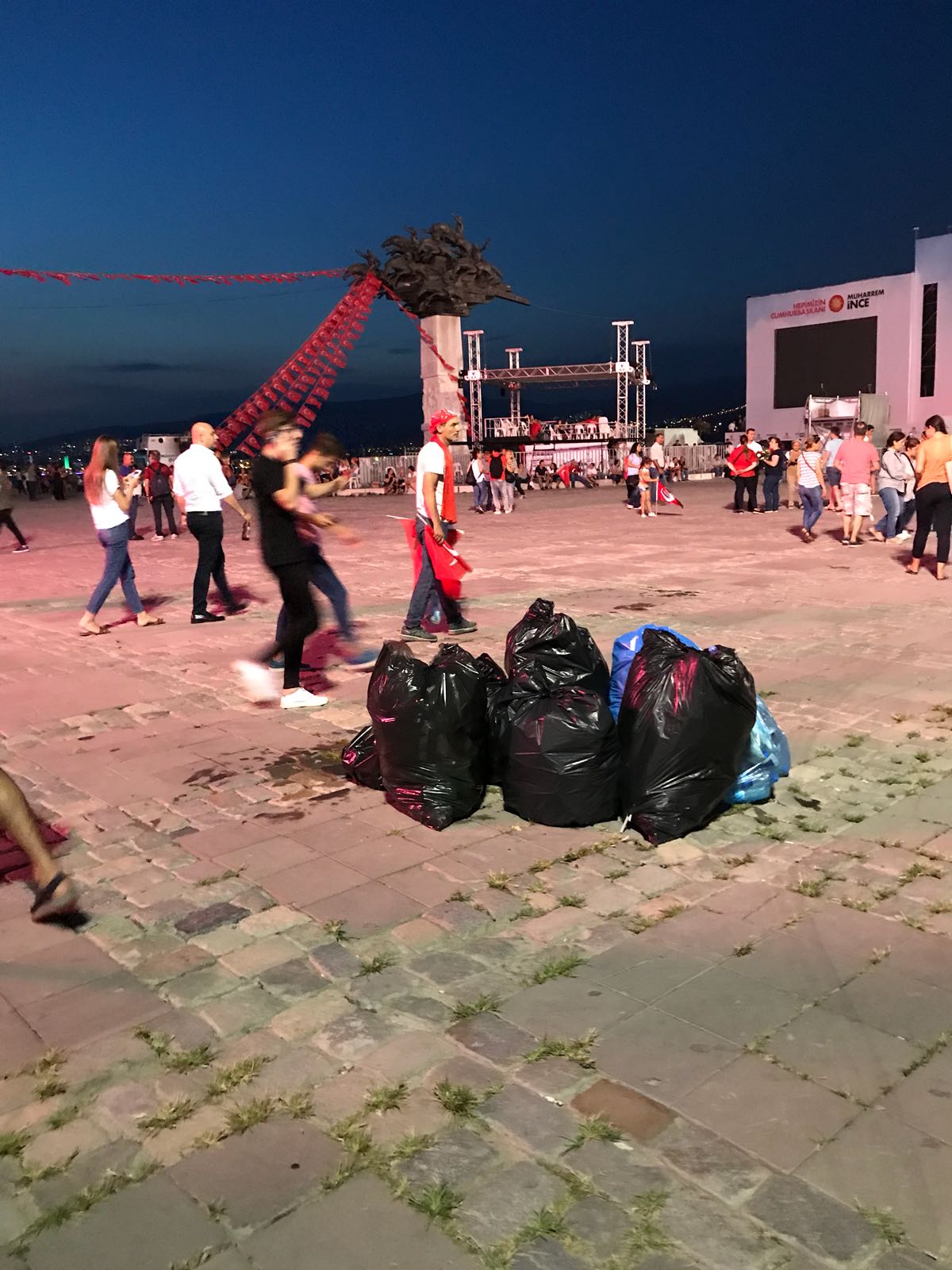 İzmir farkı; Arkalarında bir çöp bile bırakmadılar...