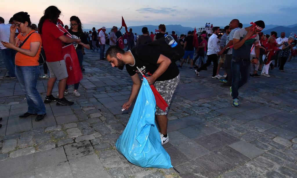 İzmir farkı; Arkalarında bir çöp bile bırakmadılar...