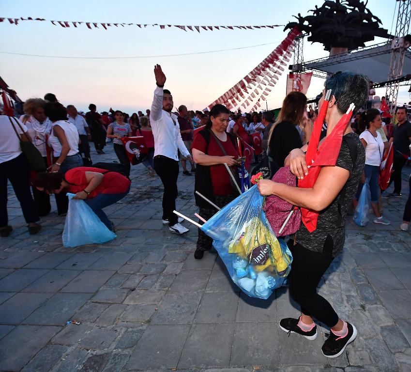 İzmir farkı; Arkalarında bir çöp bile bırakmadılar...