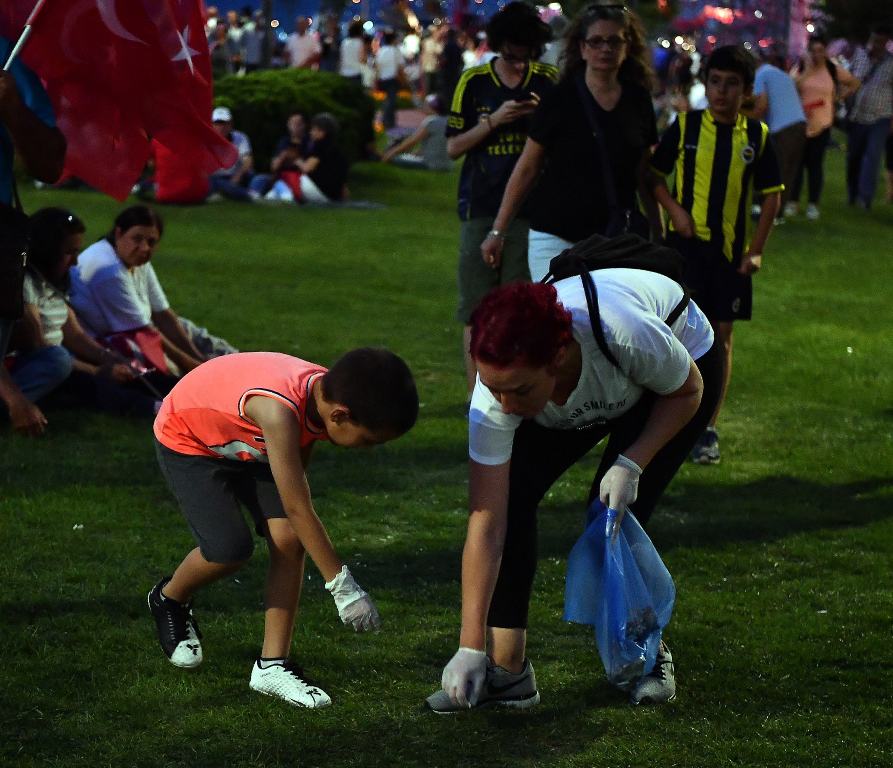 İzmir farkı; Arkalarında bir çöp bile bırakmadılar...