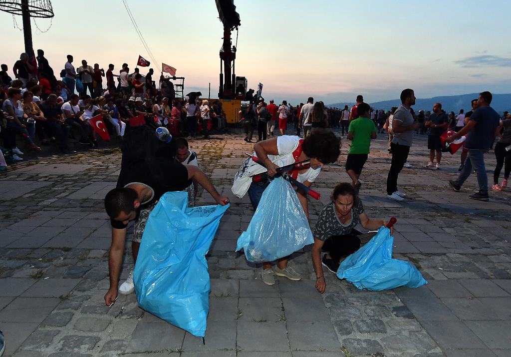 İzmir farkı; Arkalarında bir çöp bile bırakmadılar...