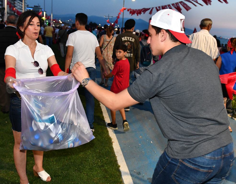 İzmir farkı; Arkalarında bir çöp bile bırakmadılar...