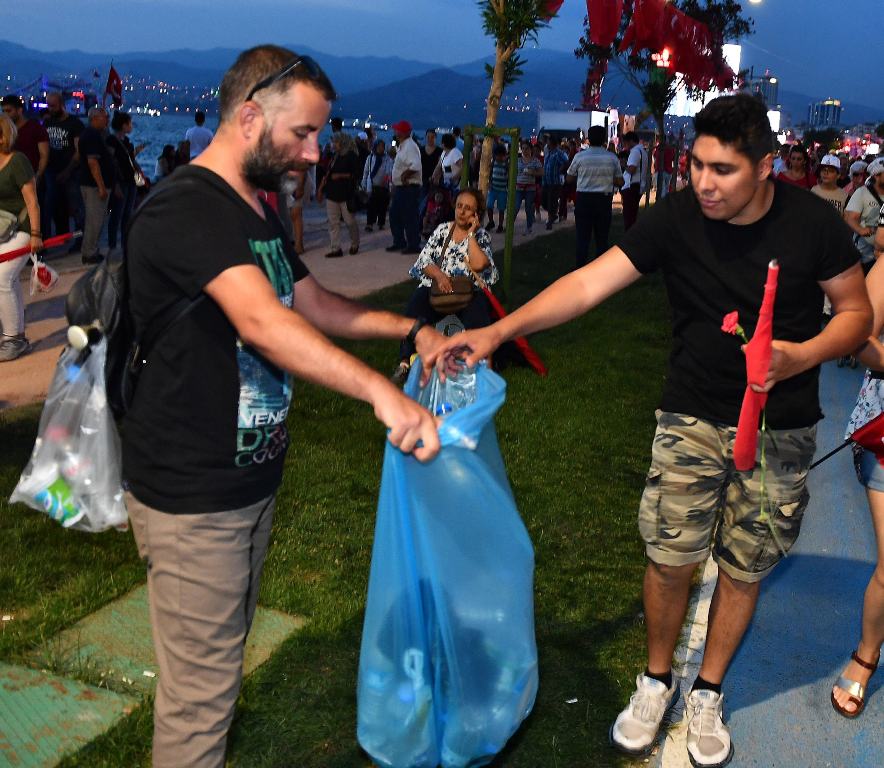 İzmir farkı; Arkalarında bir çöp bile bırakmadılar...