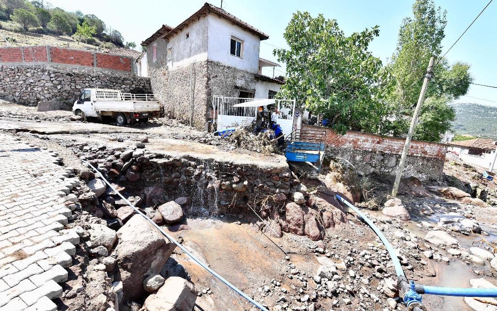 Başkan Çukurköy'ü yalnız bırakmadı