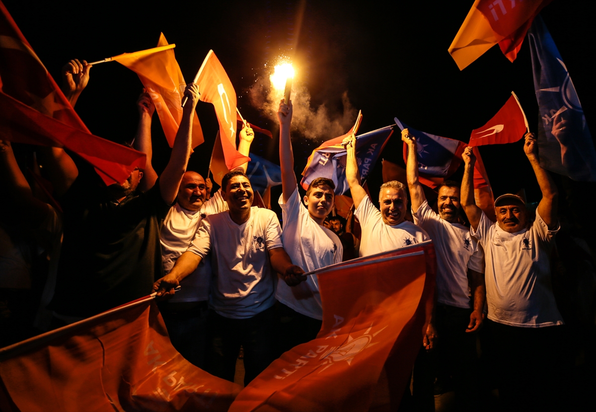 İzmir'de AK Partili vatandaşlar kutlamalara başladı