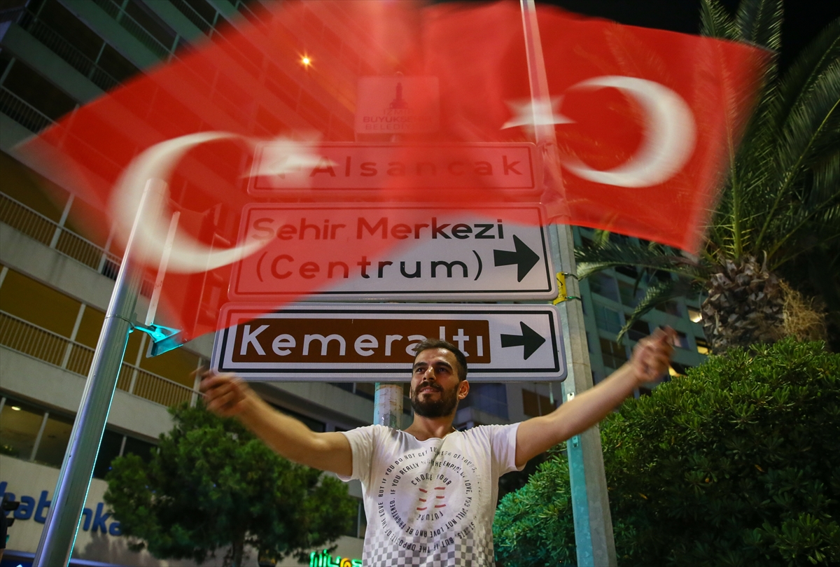 İzmir'de AK Partili vatandaşlar kutlamalara başladı