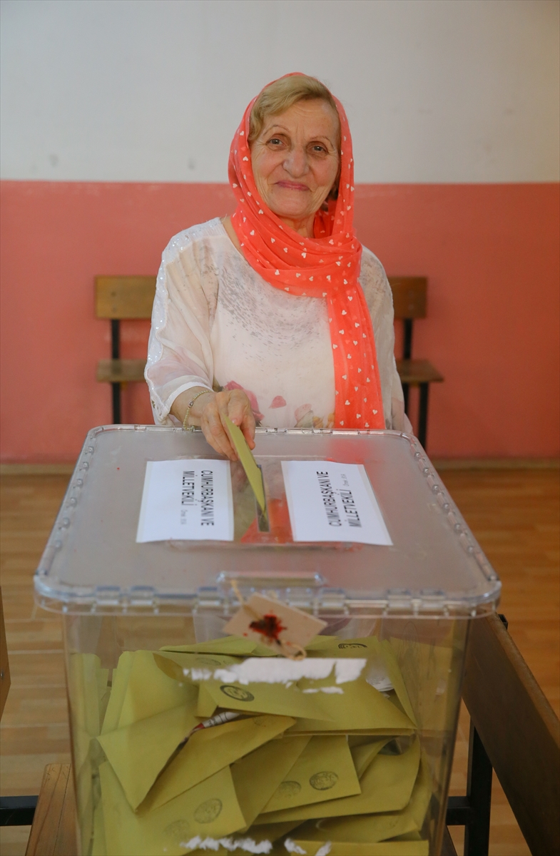 İzmirliler sandık başında