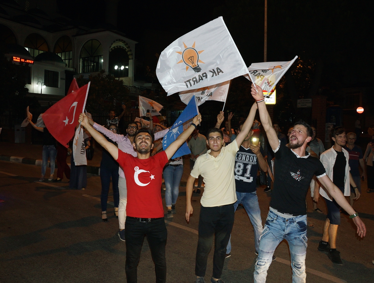 İzmir'de AK Partili vatandaşlar kutlamalara başladı