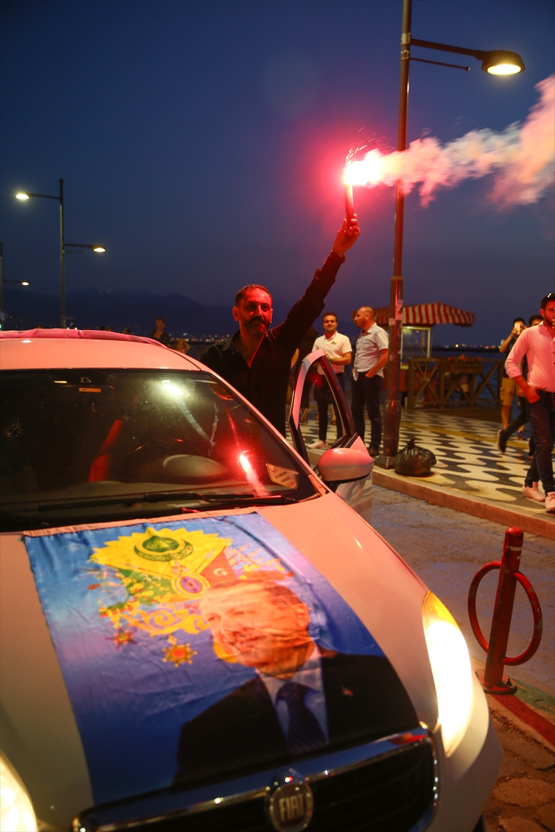 İzmir'de AK Partili vatandaşlar kutlamalara başladı