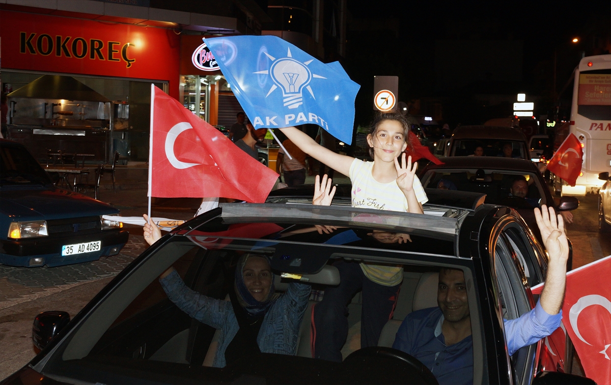 İzmir'de AK Partili vatandaşlar kutlamalara başladı