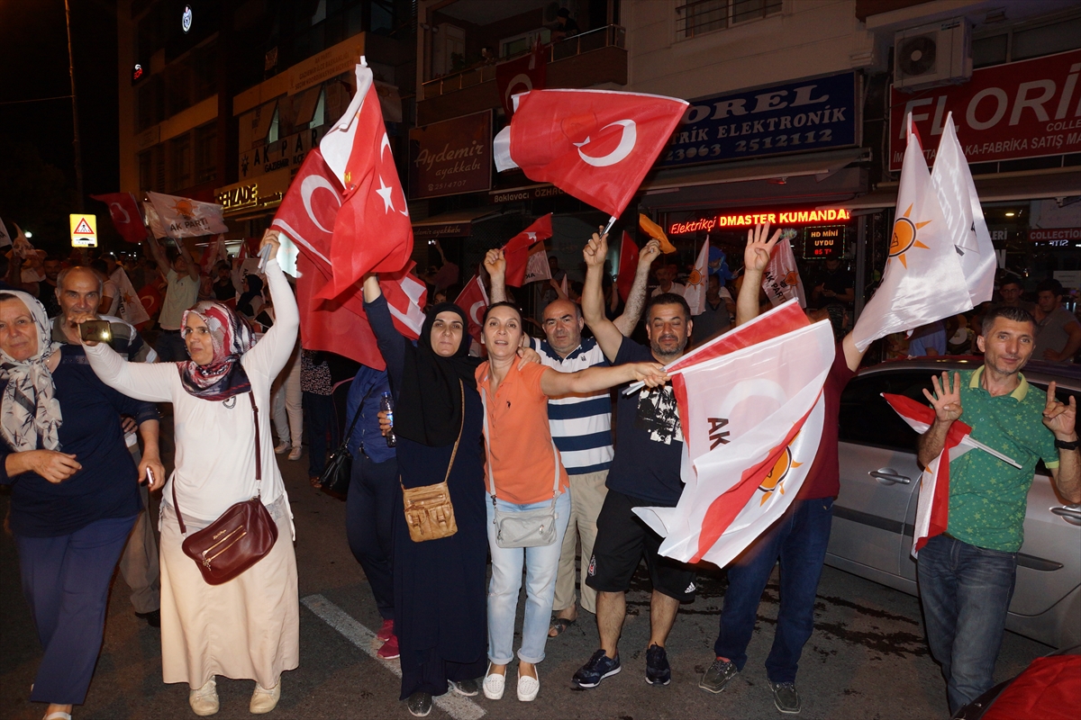 İzmir'de AK Partili vatandaşlar kutlamalara başladı