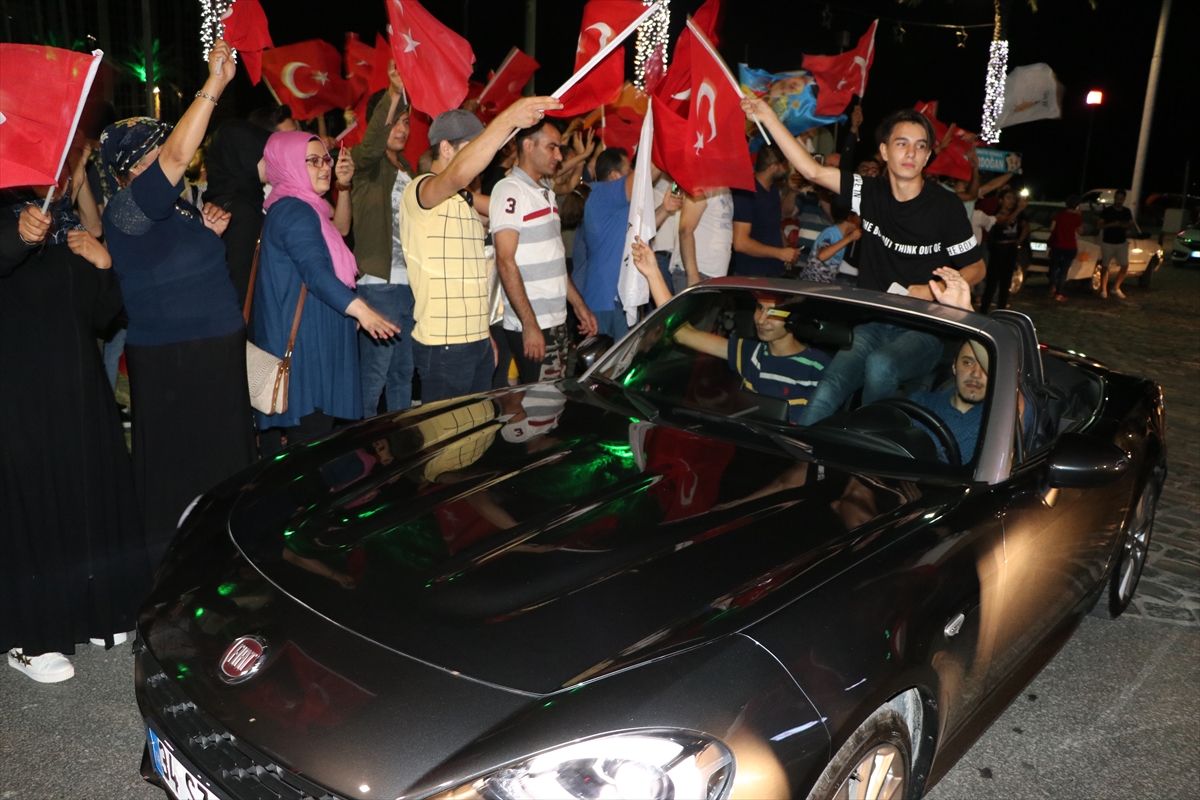 İzmir'de AK Partili vatandaşlar kutlamalara başladı