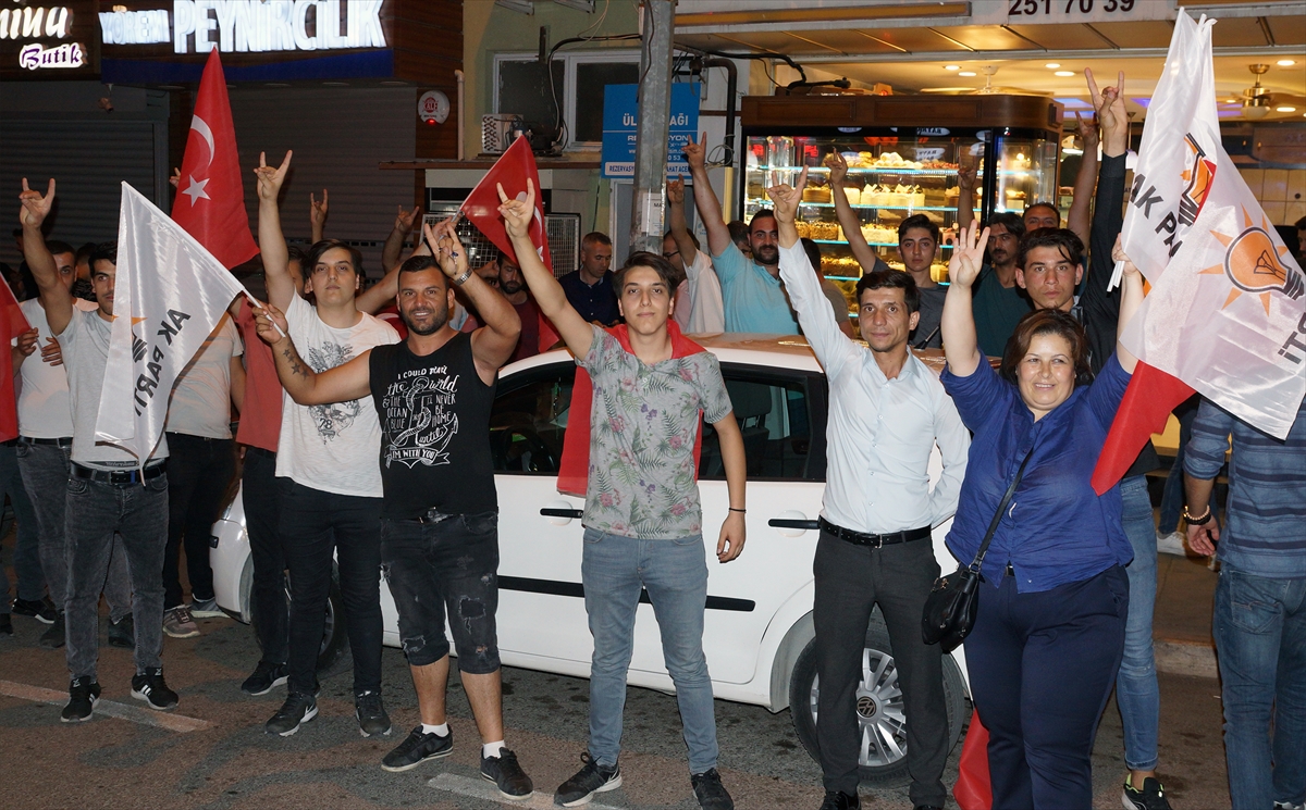 İzmir'de AK Partili vatandaşlar kutlamalara başladı
