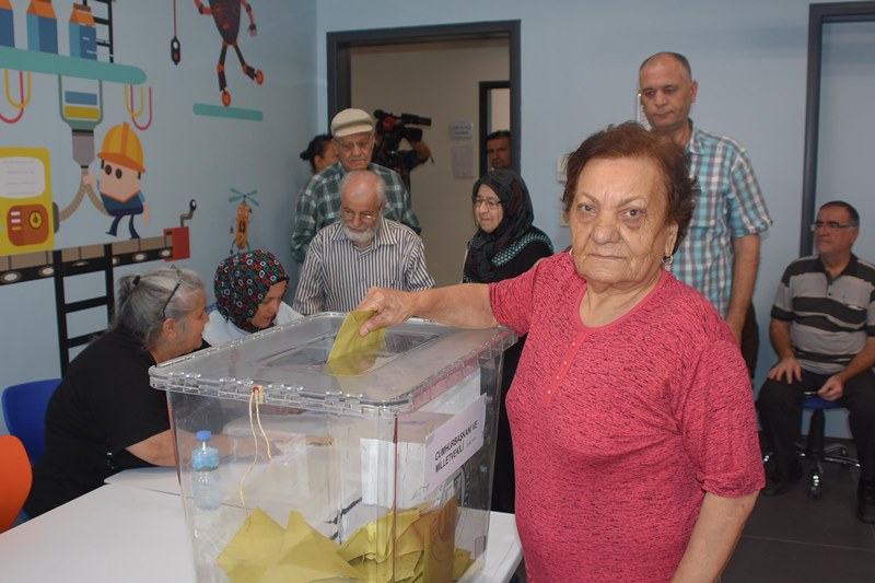 İzmirliler sandık başında